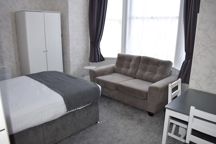 Ground Floor Studio With Parking - Llandudno