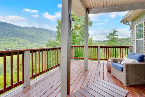 Treetop Retreat - Amazing Views, Hot Tub, Secluded