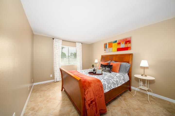 Master Bedroom, Queen size Bed.