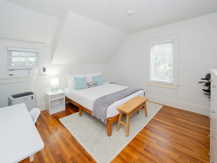 Chambre à l'étage n °1 avec lit queen, commode et bureau.