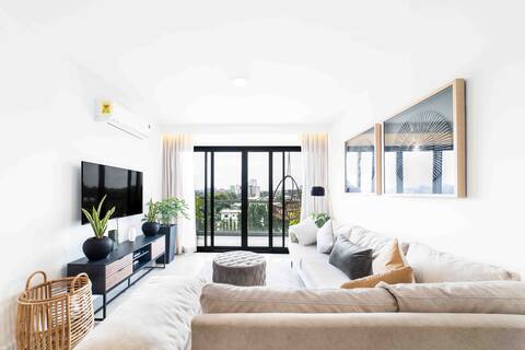 Luxury 2 bed next to KOZO dining with gym and pool