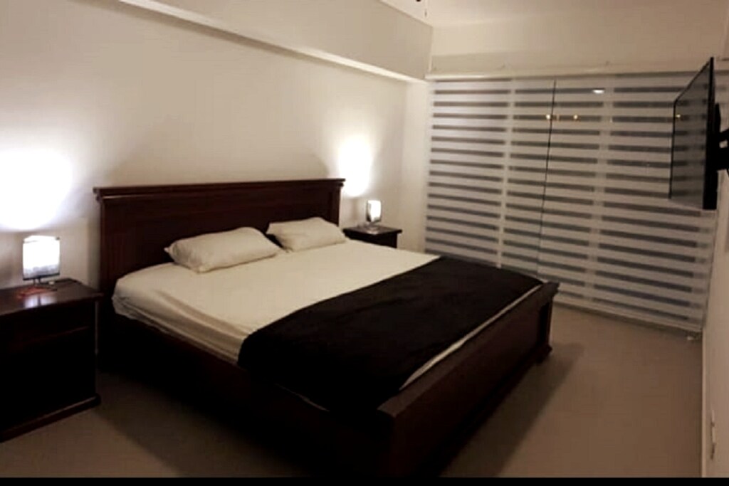 Glavna spavaća soba, bračni krevet, 3 sjedala, vrhunski madraci i chaide.
S dovoljno garderobe i stražnjim balkonom