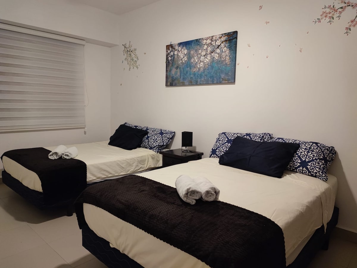 Spavaća soba 2, s 2 bračna kreveta (širine 125-179 cm) od po 2 sjedala, madracima Chaide i Chaide. S velikom garderobom