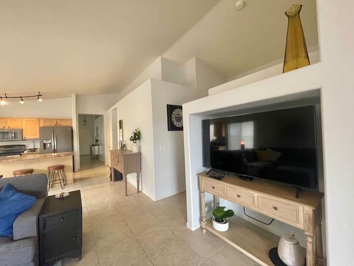 Contemporary 3 Bedroom Gilbert Home With Pool - Gilbert, AZ