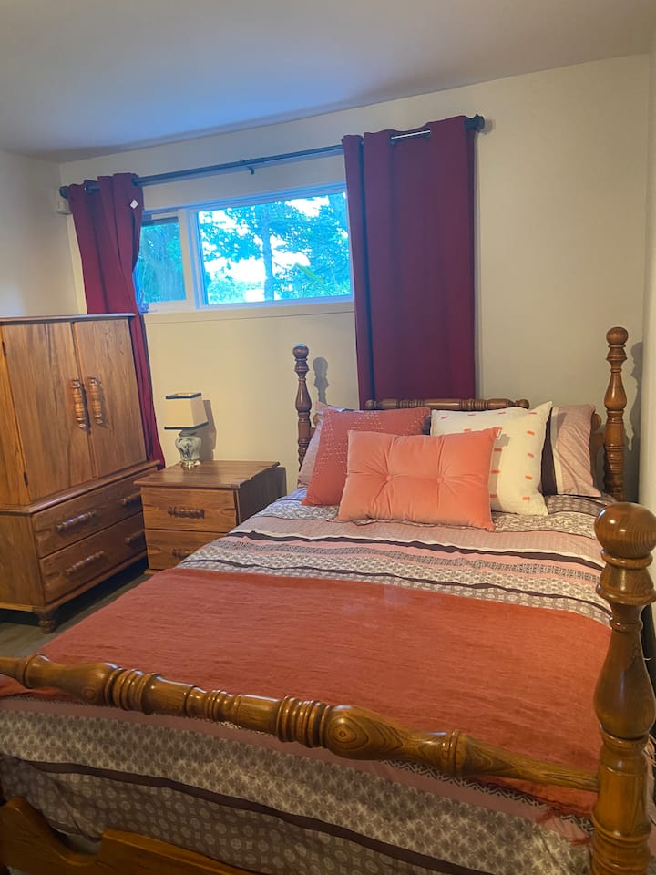 1 Private bedroom in Big basement house with pool Houses for Rent in