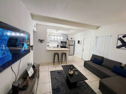 AMAZING 2 BEDROOM HOME - Heart of Palm Beach!