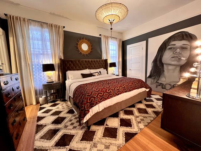 Designer’s 1900 Victorian Apartment gallery image 4