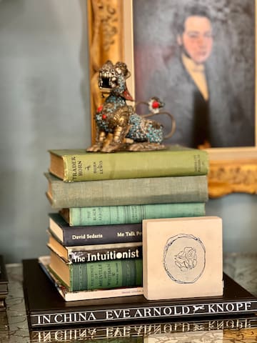 Designer’s 1900 Victorian Apartment gallery image 3