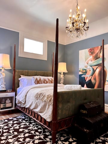 Designer’s 1900 Victorian Apartment gallery image 2