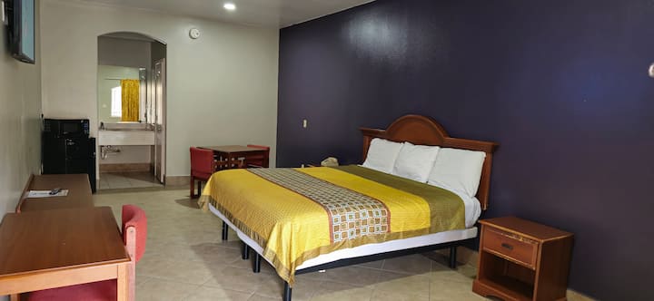 DELUXE KING - Wi-FI, Private Bath