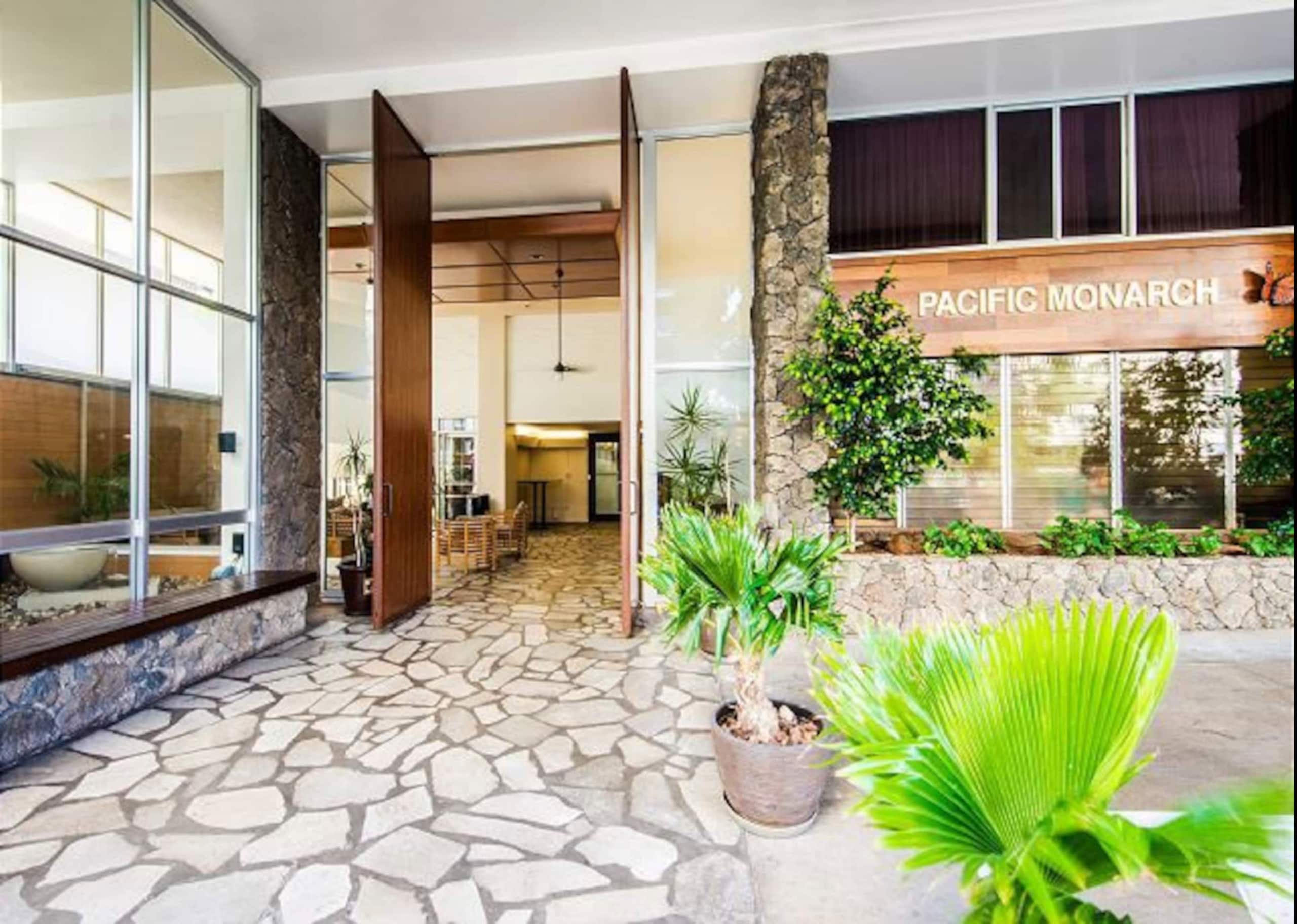 Condo in Honolulu · ★4.81 · Studio · 1 bed · 1 shared bath - Image 33