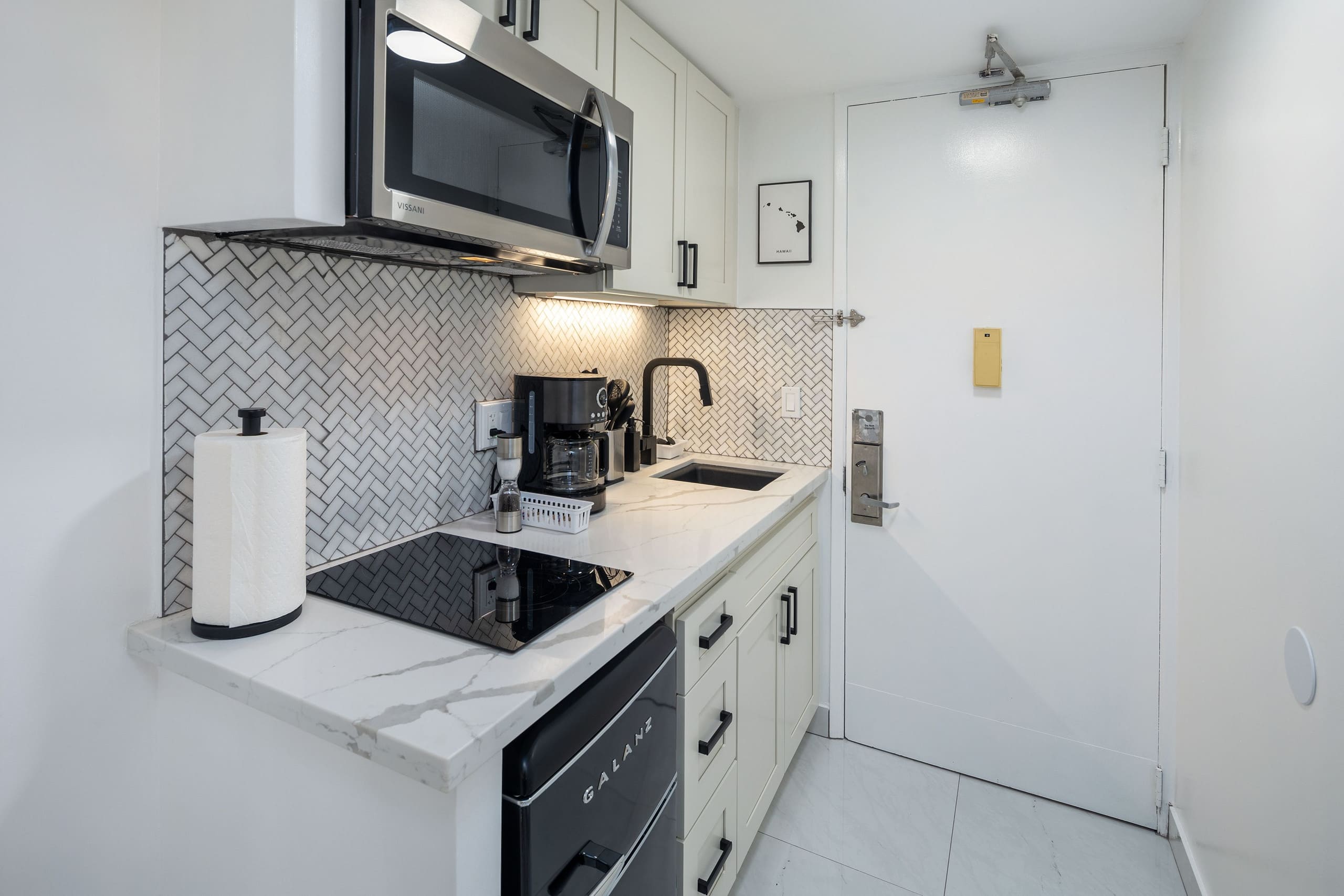 Condo in Honolulu · ★4.81 · Studio · 1 bed · 1 shared bath - Image 5