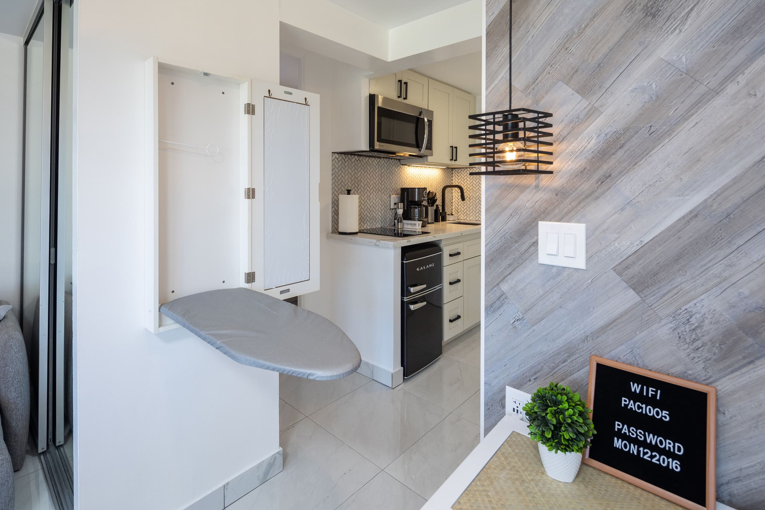 Condo in Honolulu · ★4.81 · Studio · 1 bed · 1 shared bath - Image 12