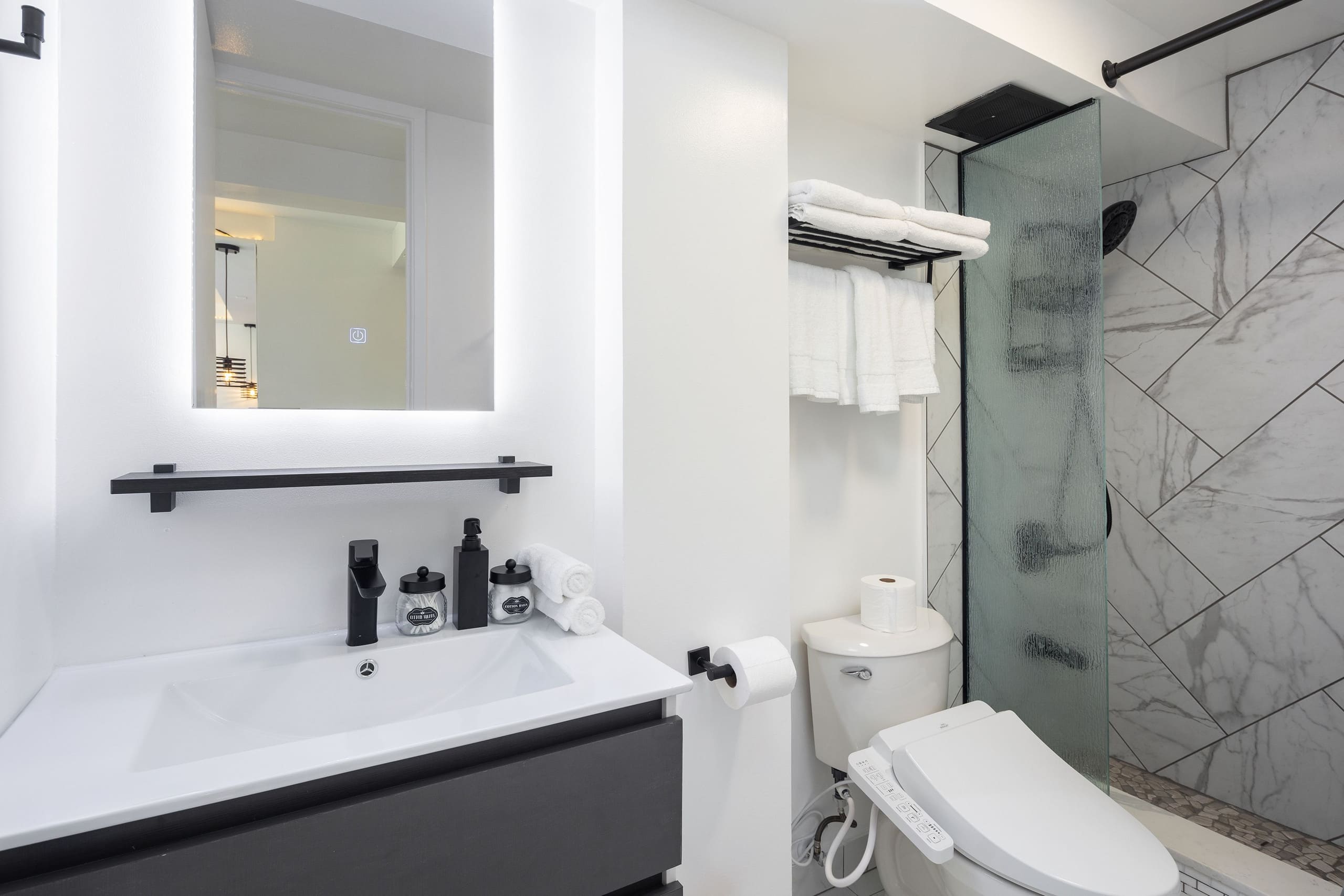 Condo in Honolulu · ★4.81 · Studio · 1 bed · 1 shared bath - Image 3