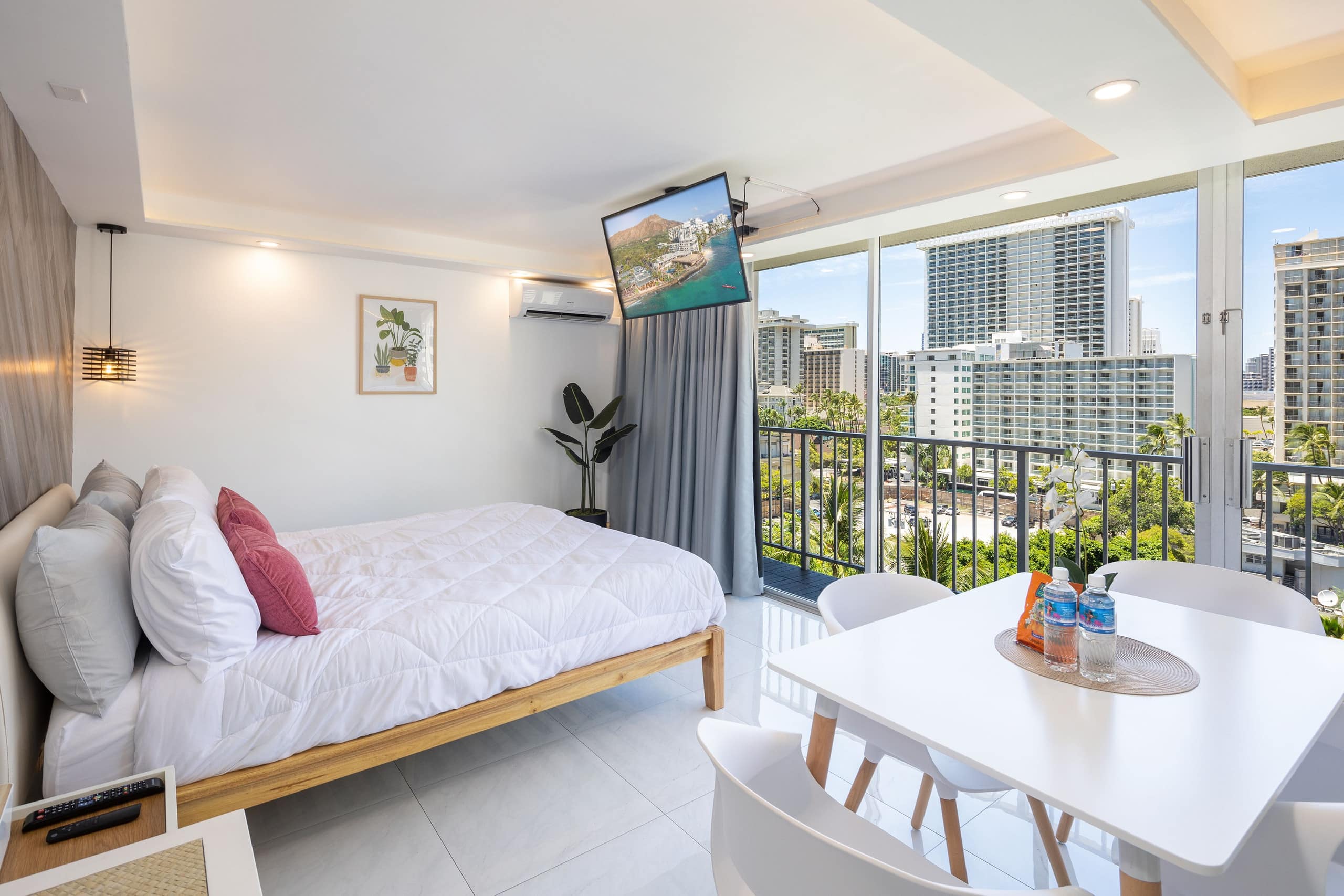 Condo in Honolulu · ★4.81 · Studio · 1 bed · 1 shared bath - Image 14