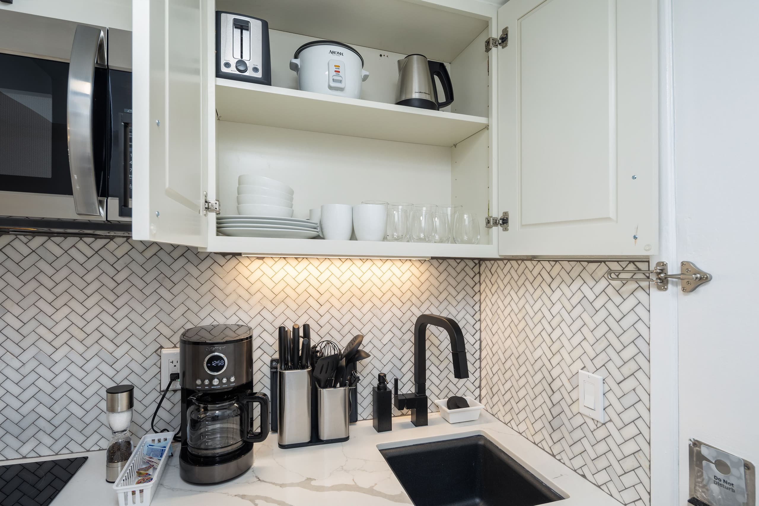 Condo in Honolulu · ★4.81 · Studio · 1 bed · 1 shared bath - Image 6