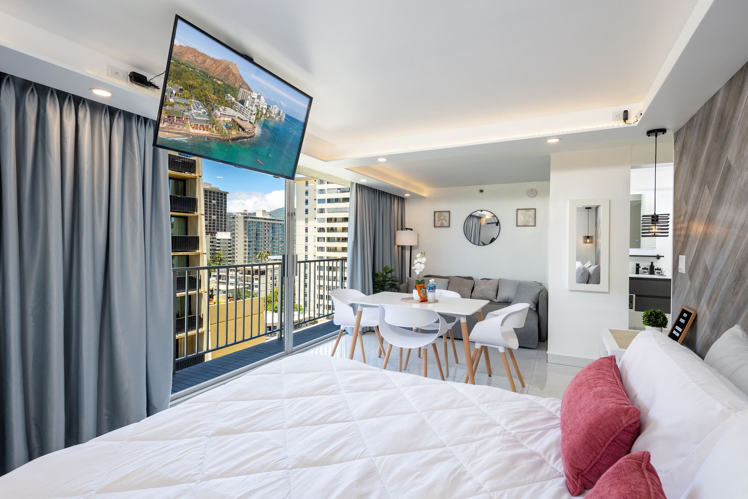 Condo in Honolulu · ★4.81 · Studio · 1 bed · 1 shared bath - Image 1