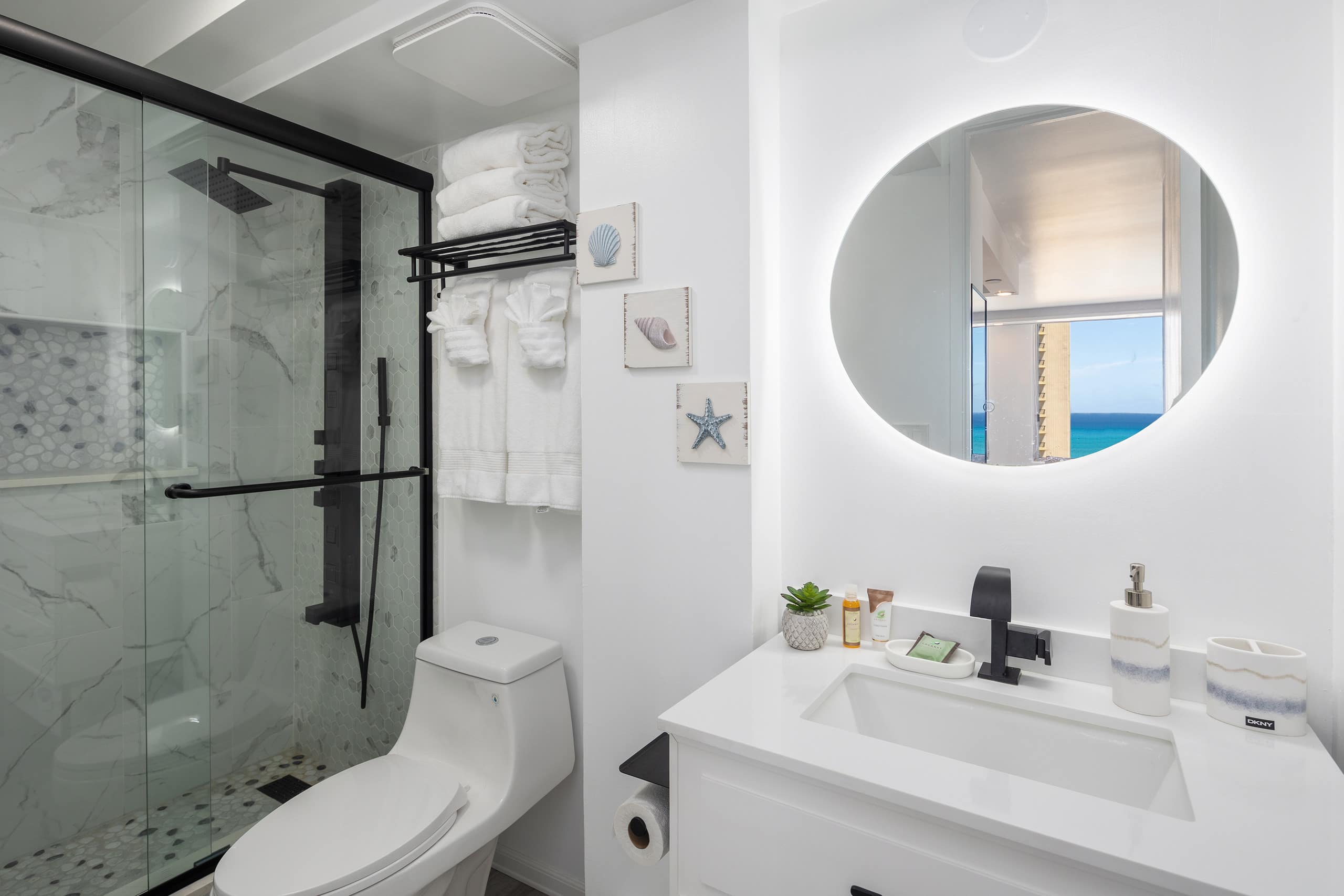 Condo in Honolulu · ★4.88 · 1 bedroom · 2 beds · 1 bath - Image 19