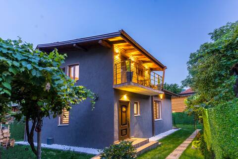 Cheerful guest house Anna-Maria with hot tub !