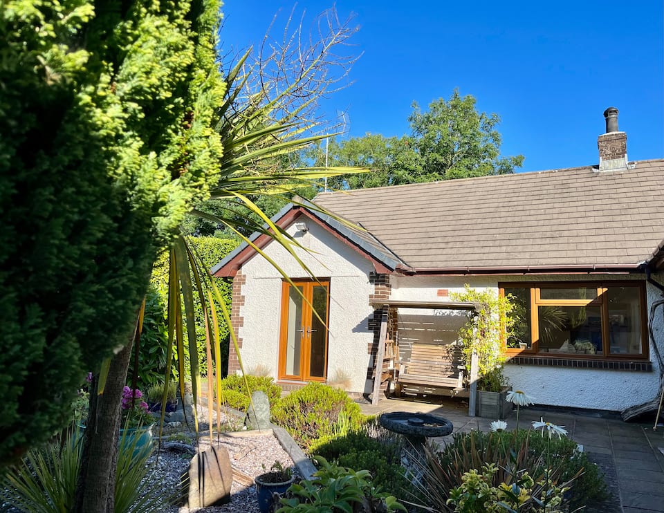 Coastal garden annex with log fire & summer house — photo 1