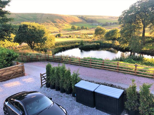 Luxury Barn Conversion-10pl/PrivateLake/HotTub gallery image 4