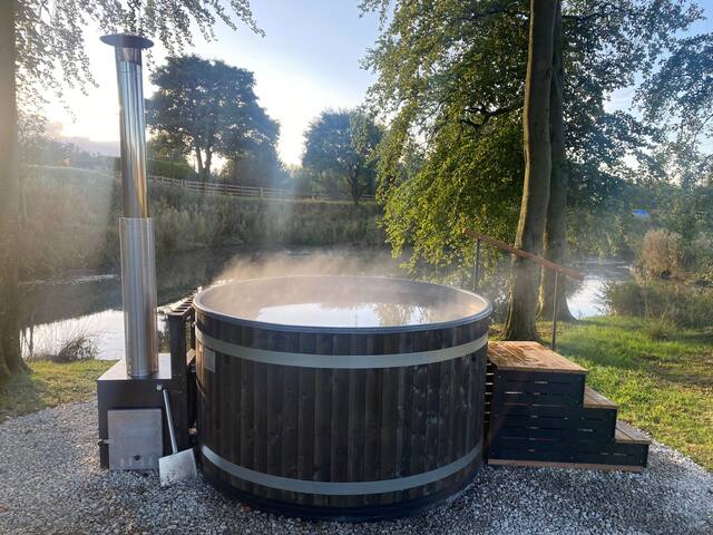 Luxury Cottage – Private Lake*Hot Tub*Farm Animals gallery image 3