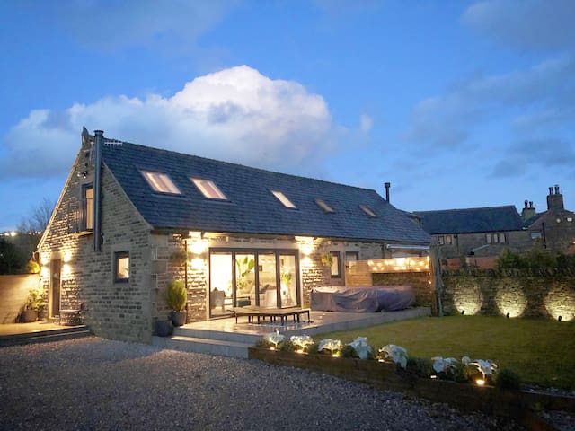 Luxury Cottage*Private Lake*Hot Tub*Farm Animals