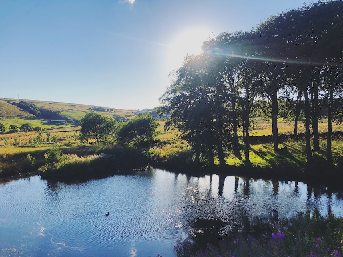 Top performing Airbnb: Luxury Cottage-5/6pl *Private Lake&HotTub *Animals in Saddleworth