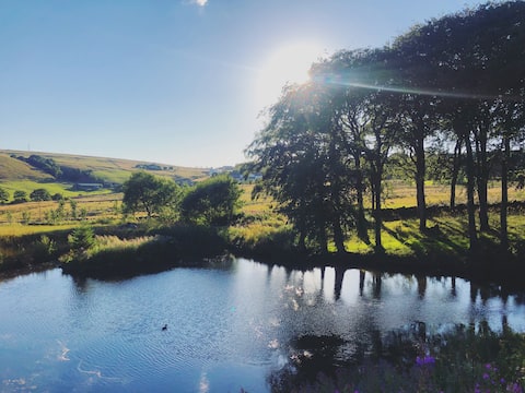 Top performing Airbnb: Luxury Cottage-5/6pl *Private Lake&HotTub *Animals in Oldham