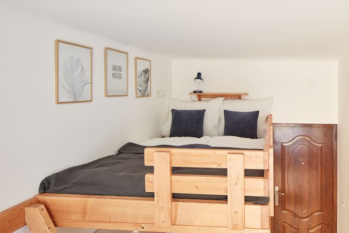 Durma confortavelmente na cama queen size elevada, cercada por uma decoração aconchegante e iluminação suave. Desfrute de uma noite de descanso tranquila nesta área de dormir encantadora e intimista.