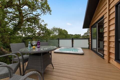 Spinney, beautiful luxury lodge with hot tub