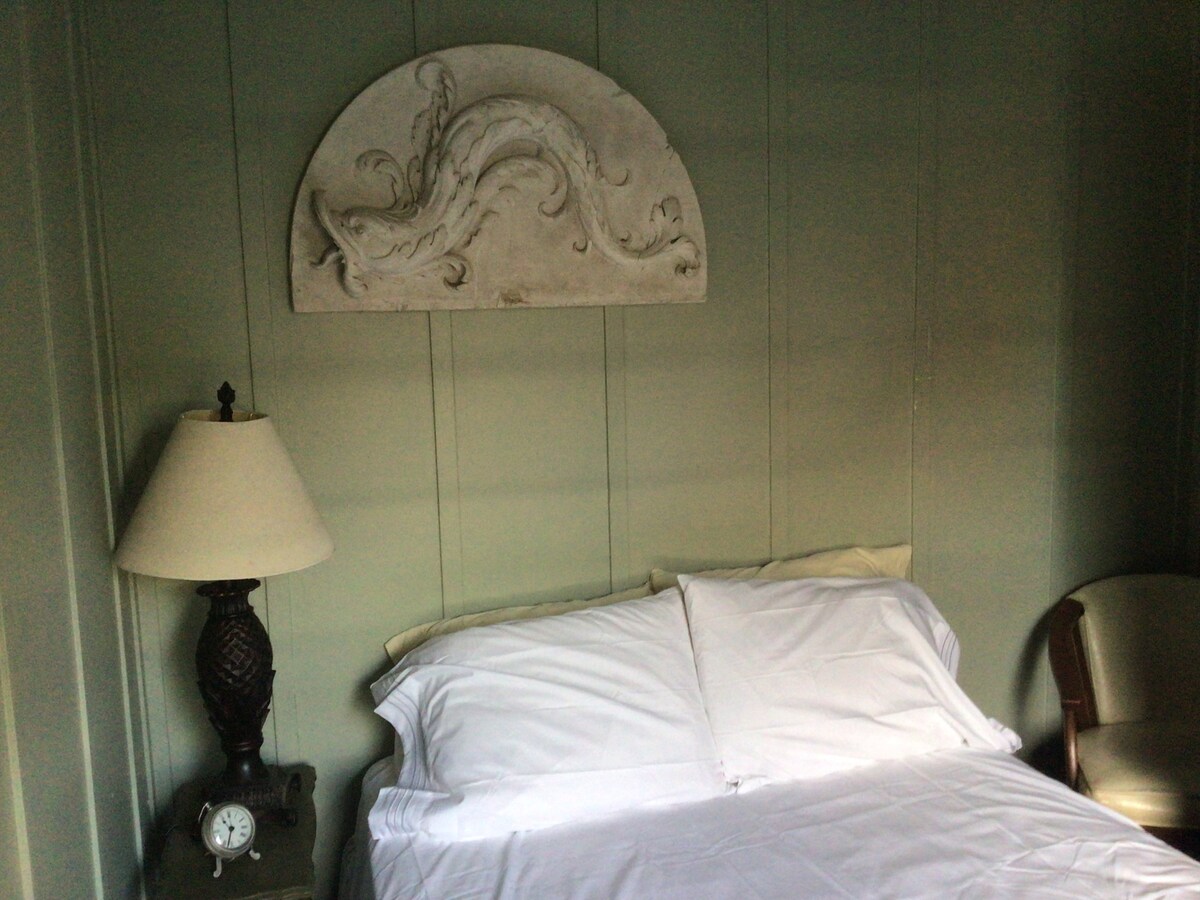 Room 6 at The Roost over Rafter’s Tavern b. 1889 Boutique hotels for