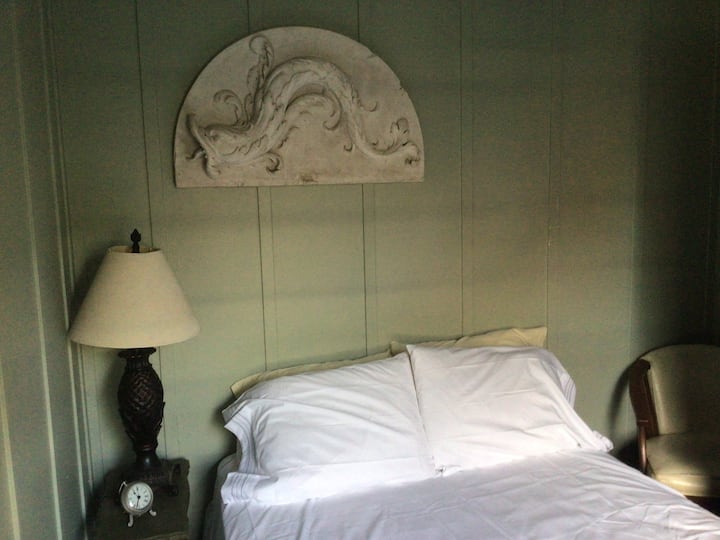 Room 6 at The Roost over Rafter’s Tavern b. 1889 Boutique hotels for