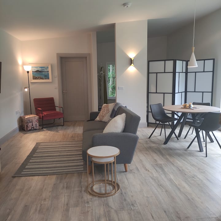 Beautiful Modern  1 Bedroom Chalet With 
Privacy. - Mayo