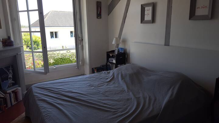 Habitación con cama queen size
El acceso a la habitación se realiza a través del baño