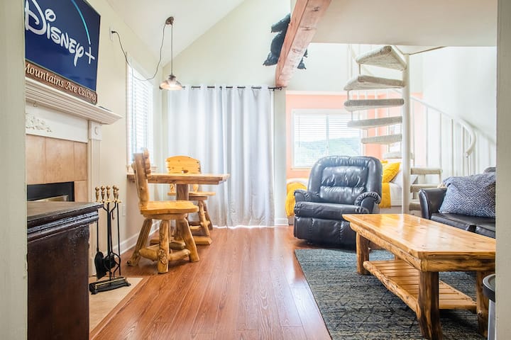 Peak Hangout * Studio Loft For 4 * Deck Wifi Pool - Gatlinburg