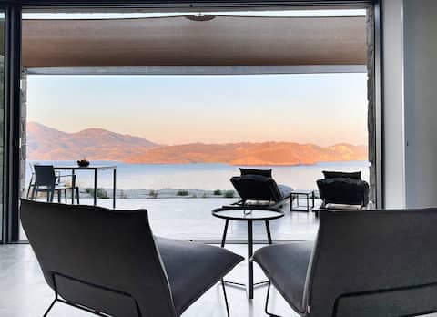 Top performing Airbnb: Echoes Exclusive Suite in Δήμος Μήλου