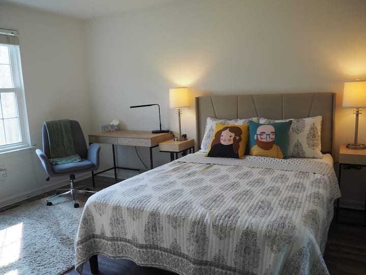 Voici votre confortable lit Queen Size et le bureau de travail. 
Je peux installer un matelas gonflable double à côté du lit si nécessaire.