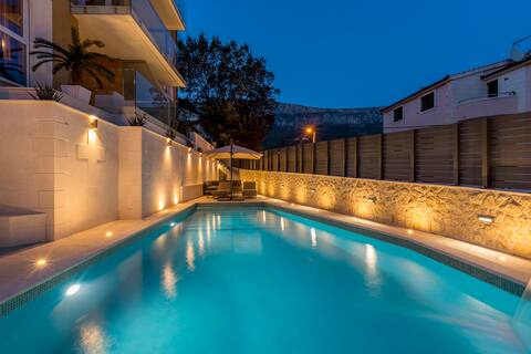 VIP LUXURY VILLA WITH POOL, JACUZZI, GYM, GRILL...