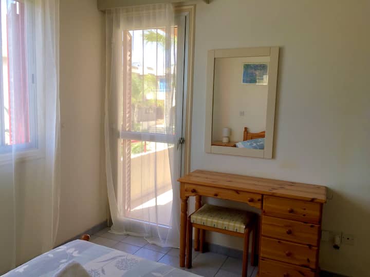 Chumba cha kulala cha kiwango cha juu kilicho na ufikiaji wa roshani