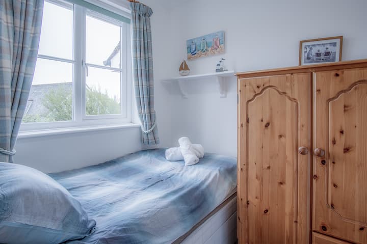 חדר שינה ליחיד עם מיטת 3 רגל