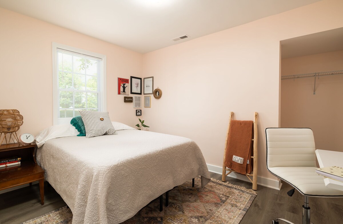 تحتوي غرفة النوم الأولى من بين ثلاث غرف نوم على سرير كامل الحجم مع مرتبة فاخرة وملاءات قطنية مريحة ناعمة. 