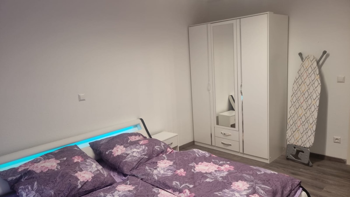 Armario y tabla de planchar en el dormitorio