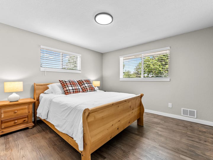 Მთავარი სართულის საძინებელი საწოლითა და კარადით