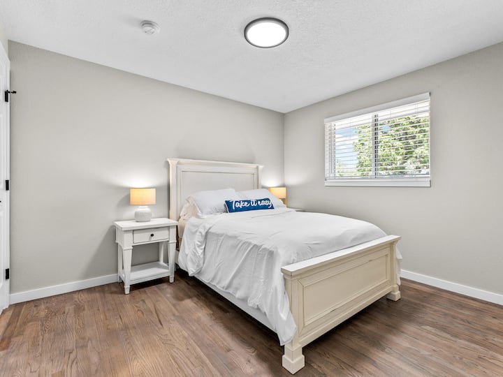 Მთავარი სართულის საძინებელი სრული ზომის საწოლითა და კარადით