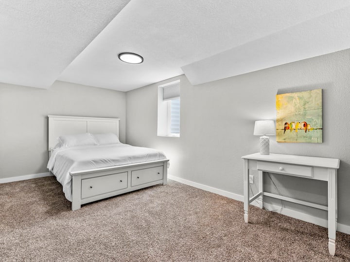 Სარდაფის საძინებელი სამუშაო მაგიდით და კარადით