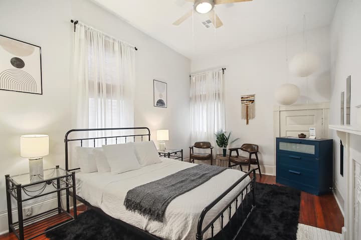 Vyumba vyote viwili vya kulala vina magodoro ya povu la kumbukumbu. 