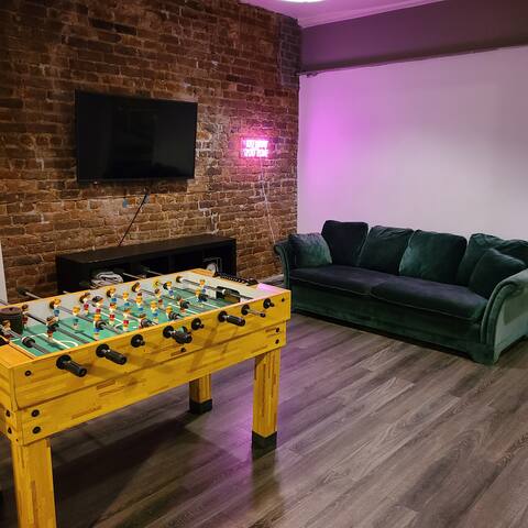 Huge & Stylish w/projector & baby foot – Sleeps 13 gallery image 3