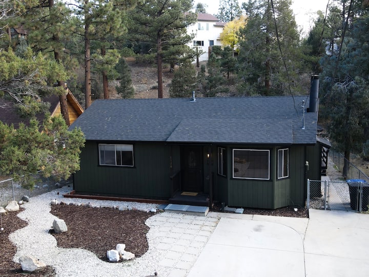 Caribou Creek CabinHotTubPetFriendlyFenced Yard Cabins for Rent in Big Bear, California