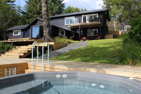 Private Riverfront Villa w/ hot tub